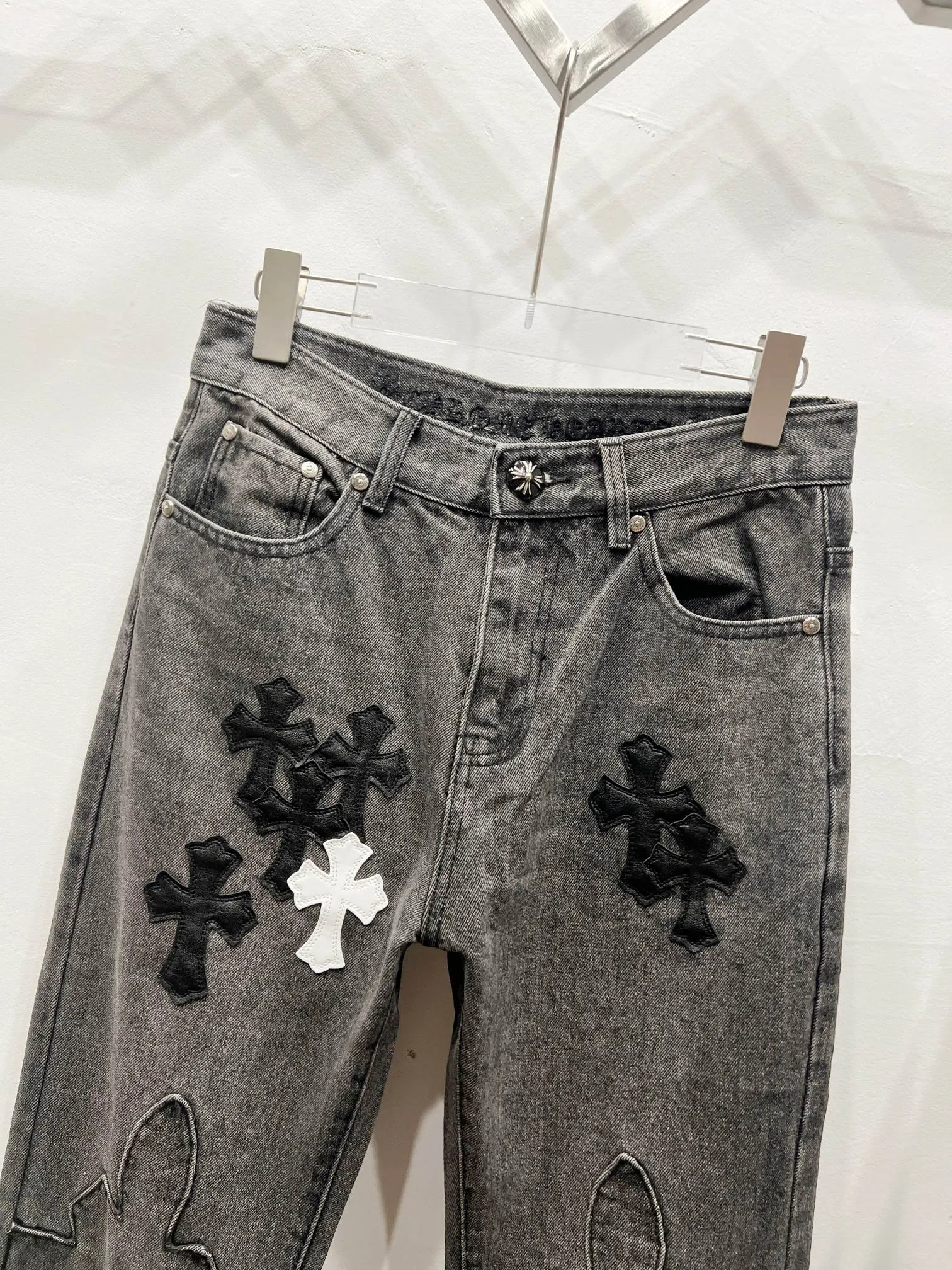 P260 Style number: (c028) Chrome Hearts CH Chrome Hearts 24SS vip custom-made double-knee leather flame high street cross jeans. Original purchased and patterned to truly restore the ultimate vintage texture. Special Italian cowhide print and then cut. Customized sheepskin three-layer thick line leather. The whole body is spliced in heavy water washing process. Craftsmen hand-splash ink. You can see the details. Three-dimensional cutting version. Loose and comfortable, not flattering on the body. Makes taller and slimmer. Seiko factory. Original factory quality control, same style for men and women, can be matched with couples, versatile recommendation, must-have jeans for all seasons Color: gray Size: 28, 30, 32, 34, 36 (S-xxl)